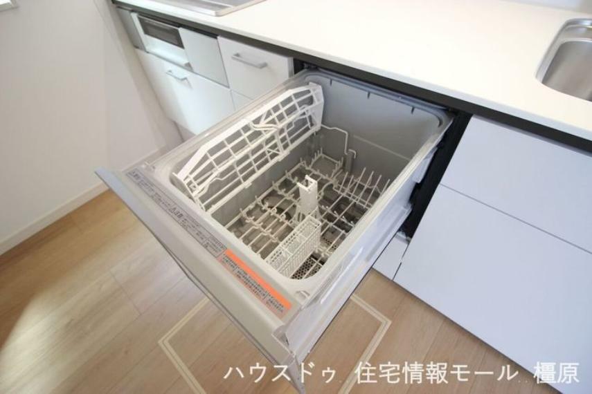 キッチン 食器洗浄乾燥機は家事の負担を軽減します。高温のお湯と水圧で洗浄し、手洗いよりも清潔です