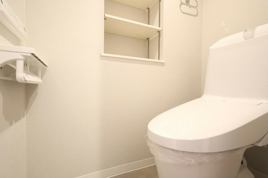 トイレ 【トイレ】お手洗いはシンプルな造りです。奥の棚には小物を置いてインテリアも楽しめます。