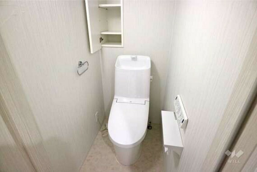 トイレは温水洗浄機能便座付き！収納棚も上部についているので、収納性も高く便利ですね！