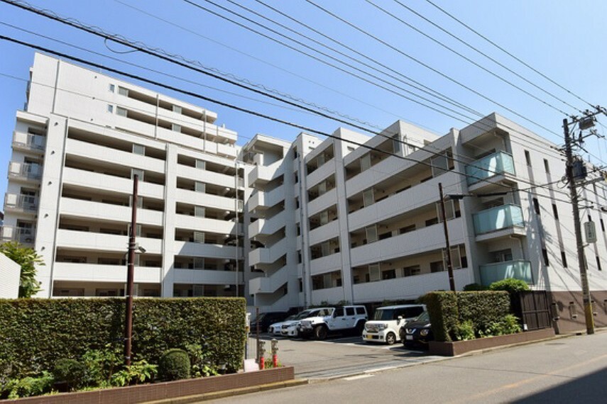 外観写真 2012年2月築、地上11階建てマンション「クリオ横浜フロントレジデンス」4階のお部屋のご紹介。