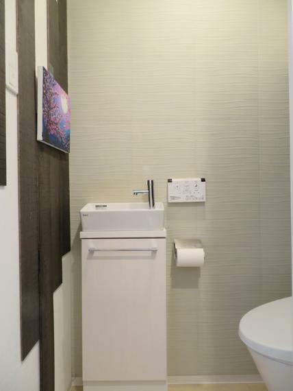 トイレ 水道代の節約や、汚れ防止、掃除のしやすさなど様々な機能がある温水洗浄便座付きトイレです。