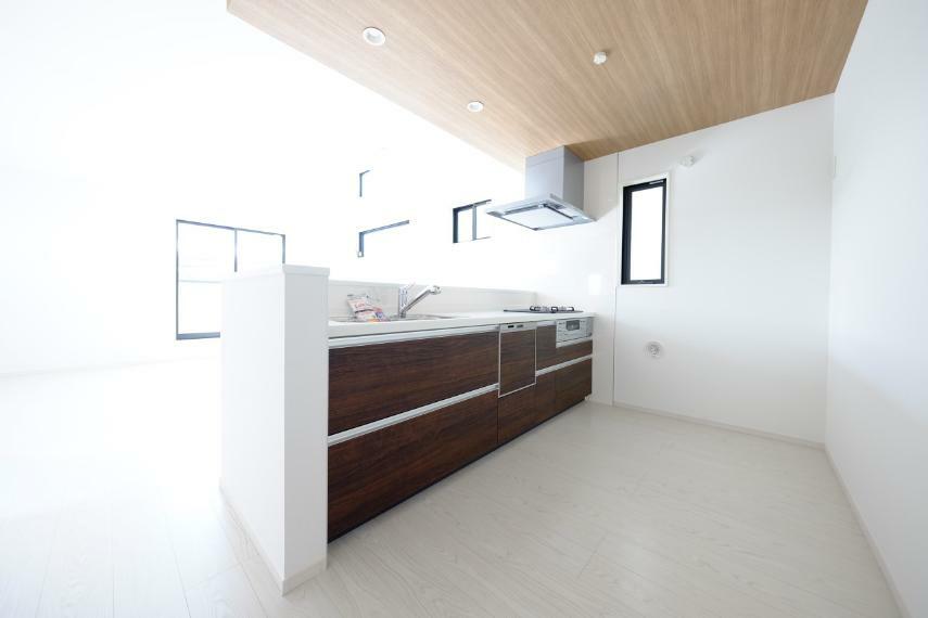 キッチン ■デザイン天井、LED照明がオシャレな空間のキッチンスペース