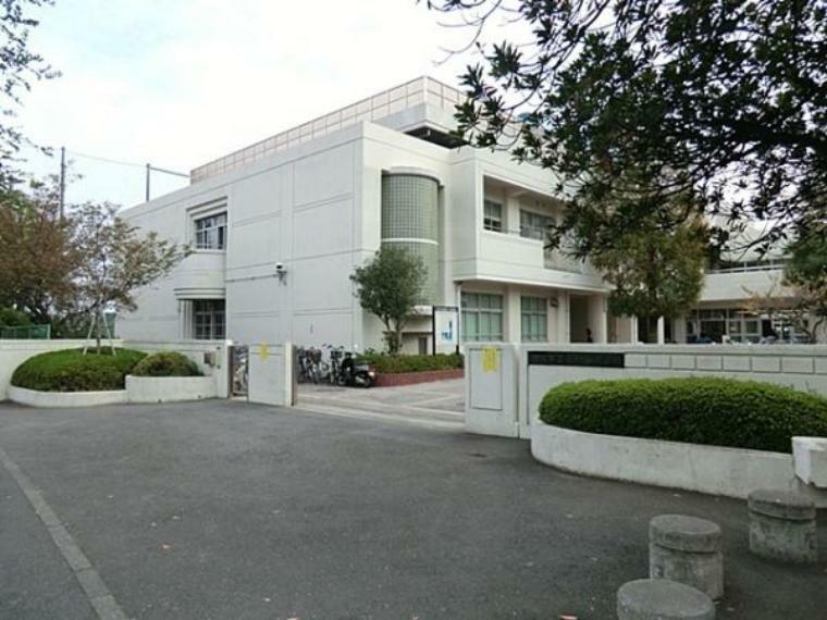 中学校 横浜市立釜利谷中学校 学校教育目標:自他の生命を尊重し、健やかな心とからだをもち、粘り強さと望ましい生活習慣を身につけられるよう支援します。