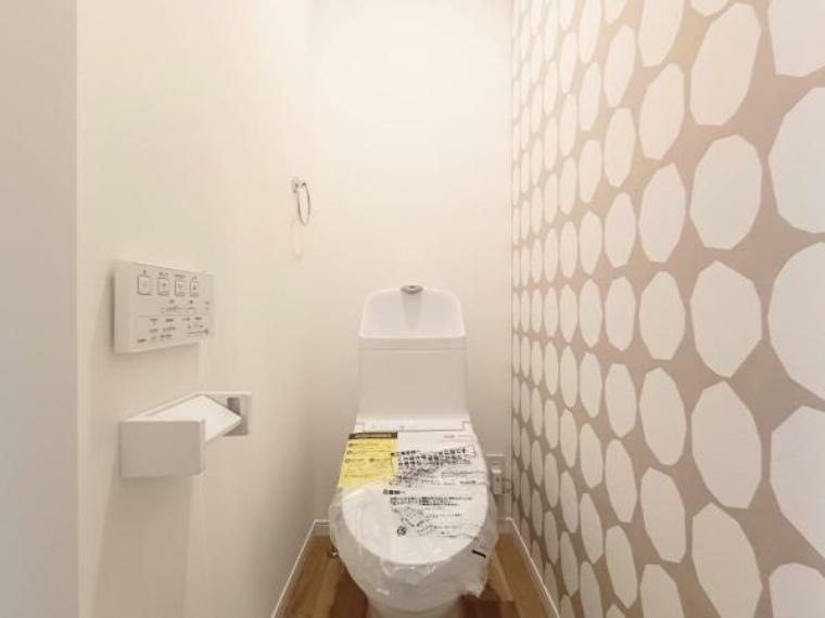 外観・現況 トイレ トイレは1階と2階それぞれにございますので、忙しい時や来客の際もスムーズに使うことができて便利です（こちらはモデルハウスの写真となります）。
