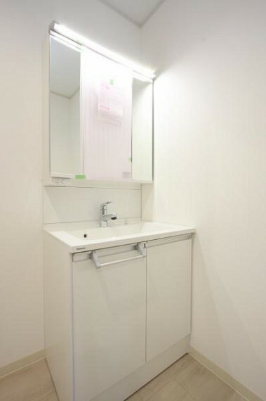 洗面化粧台 ハンドシャワー付き3面鏡は裏収納有