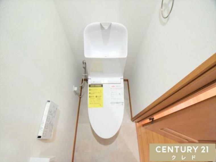 トイレ ウォシュレット付きのトイレ ライフスタイルに合わせやすいシンプルな造りとなっているので室内のレイアウトもしやすく、お掃除も簡単に行え、衛生的な空間を保つことができます。