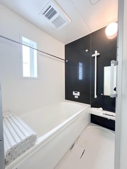 浴室 カウンター側の一面をダークカラーであしらったことで、空間にメリハリが生まれておしゃれなバスルームに！