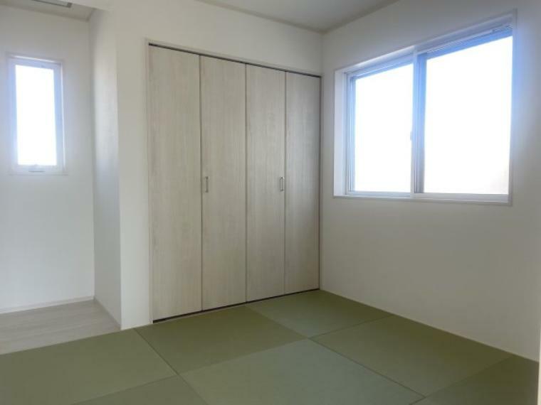 和室 1階の和室は板の間含め5帖の広さを確保しており、客間としても寝室としてもご利用いただけるお部屋となっております。
