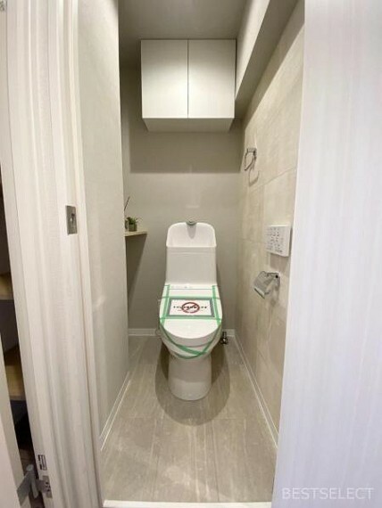 トイレ 快適な温水洗浄機能付。トイレ周りで利用する小物の収納に嬉しい収納棚付。