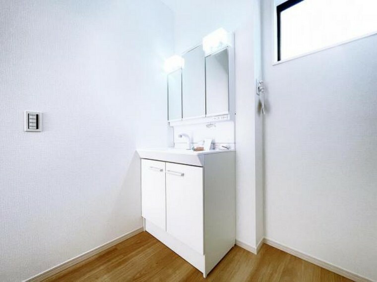 洗面化粧台 （洗面室）洗面脱衣室です。 洗顔やシャワーがしやすい大容量のボウル！ハウスクリーニングもしやすいですね！