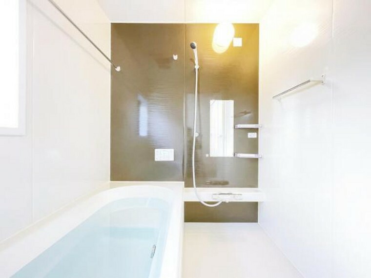 洗面化粧台 （浴室）バリアフリー設計で安心のバスルームは、親子入浴に最適な浴槽内ベンチ付き。浴室暖房乾燥機付きでカビ防止もバッチリ！