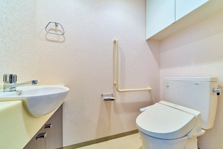 トイレ 【トイレ】快適な温水洗浄便座付きトイレ。独立した手洗いと、トイレットペーパーなどを収納出来る吊戸棚があります。