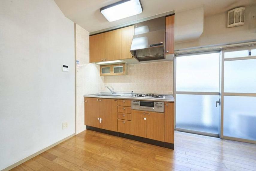 キッチン 広々とした作業スペースがあり、お料理がはかどりそうなキッチン！収納スペースも豊富です。