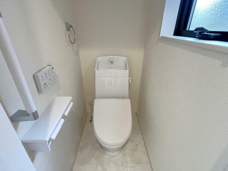 同仕様写真（内観） トイレは各階にご用意。ウォシュレット機能付き（1号棟同仕様）