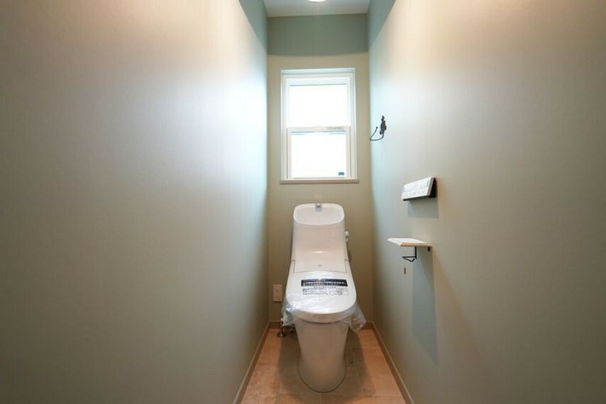 緑の壁紙がとても落ち着くトイレです。