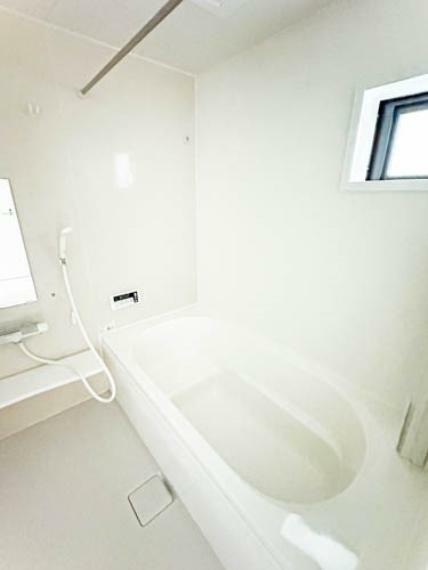 浴室 【Bathroom-浴室-】 1日の疲れを癒すバスルームは、心地よいリラックスを叶える清潔感溢れる美しい空間です。心からゆったりと寛いでいただけるよう、ゆとりのスペースを確保してます。