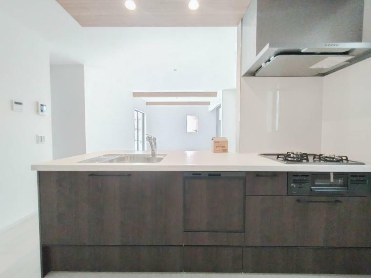 キッチン 人造大理石トップのシステムキッチンはスタイリッシュなデザイン。使いやすさを優先したオールスライド収納タイプ。