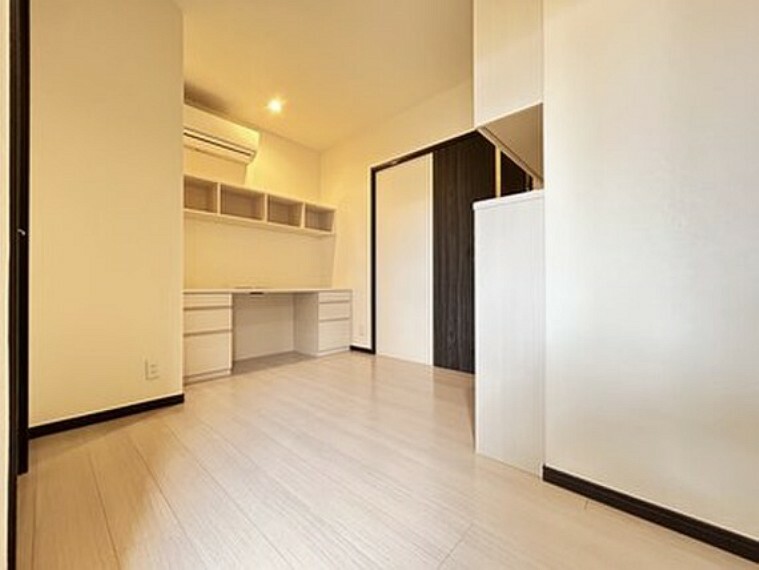 子供部屋 白を基調とした室内は、明るい住空間を造り出すだけでなく、清潔感をもたらしてくれます。