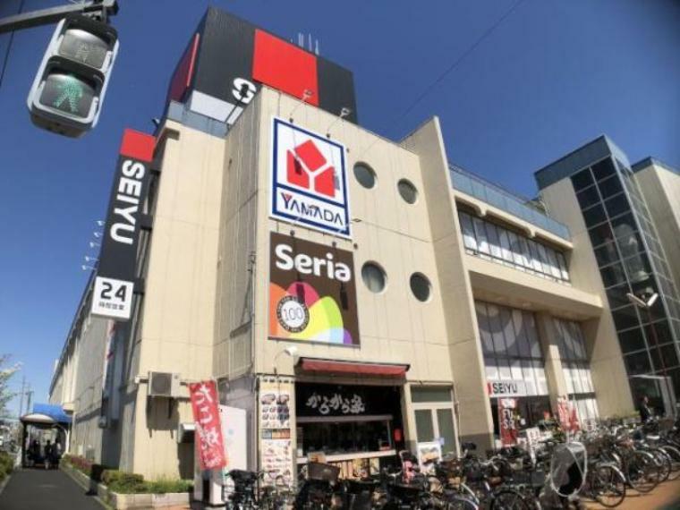 スーパー 西友花小金井店 1階食料品フロアは24時間営業です。 2階に100円ショップSeria、3階にヤマダ電機が入っています。