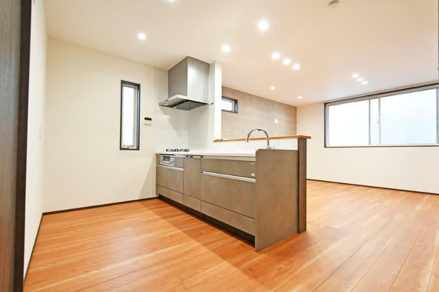 ダイニングキッチン 4号棟現地写真（「綺麗・使い易い・掃除し易い」。奥様想いのキッチン空間です。優しい温もりを醸し出す対面式キッチンは料理の為の配慮を散りばめられた仕様です）