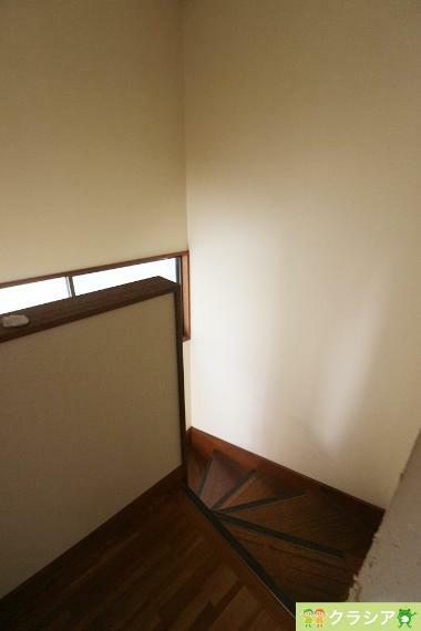 階段です。窓から自然な光が射し込みます。（2023年11月撮影）