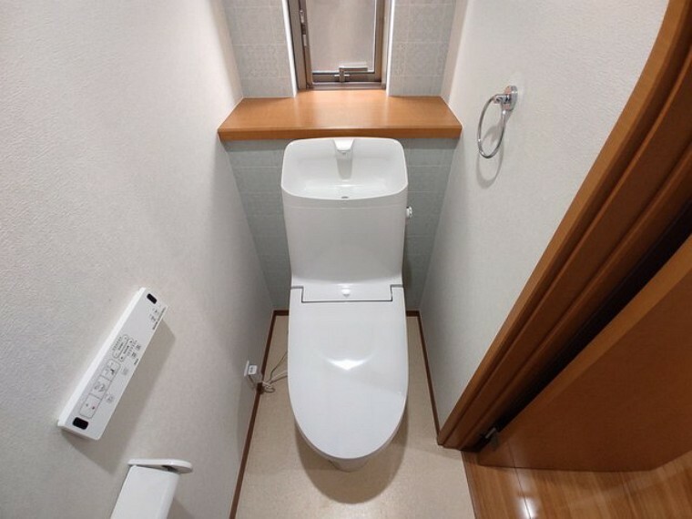 トイレ 新しくお住まいになる方のことを考えて、トイレも新品に交換しました。