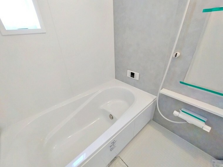 【施工例】防水性や保温性に優れたシステムバスルーム　洗い場と脱衣所の段差が少なくバリアフリー