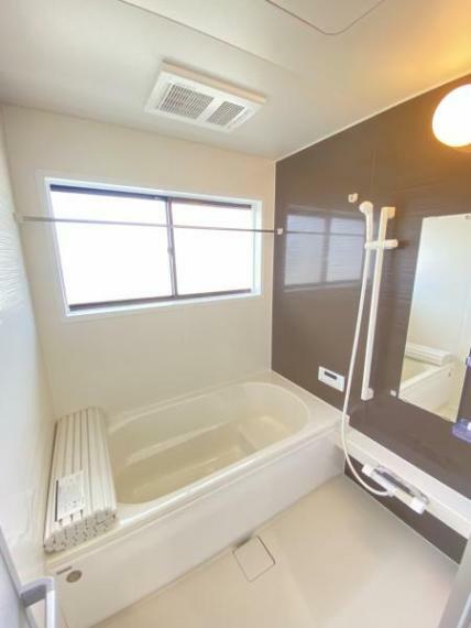 【浴室】浴室はハウステック製の新品のユニットバスに交換しました。1坪タイプで脚を伸ばしながら1日の疲れをゆっくり癒すことができますよ。