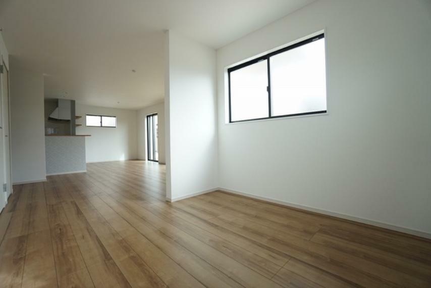洋室 普段はリビングとつなげて開放的なスペースとして活用できる4.5帖洋室。