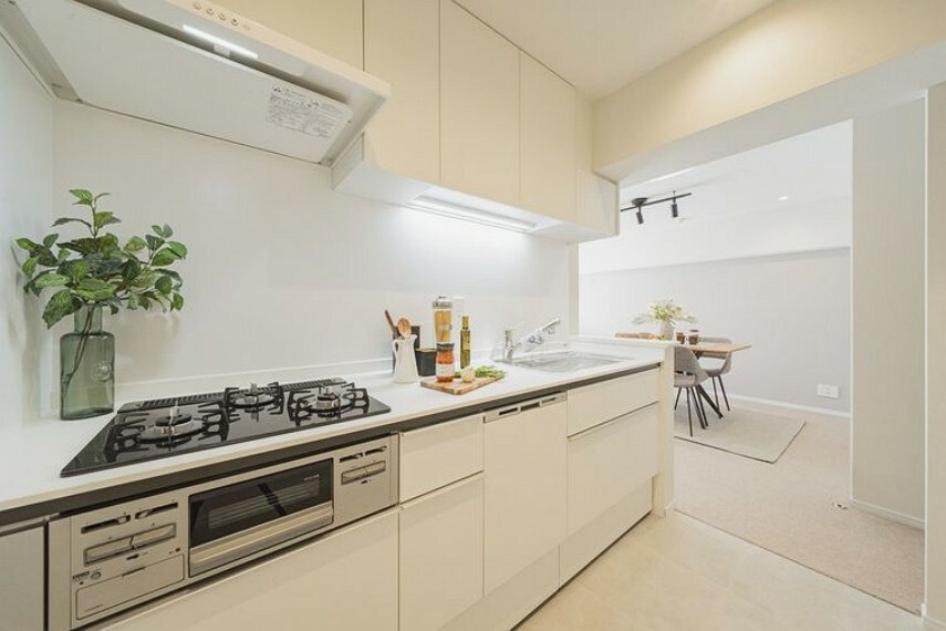 キッチン お料理に集中できる収納豊富な壁付けシステムキッチンです。家事時短に便利な食洗器を搭載しています。
