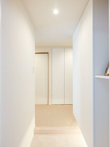 玄関 お部屋のお顔となる玄関は爽やかで明るいスペースに。リビングから光を採り込んだり、人感センサー付照明でいつでもほっとする空間です。