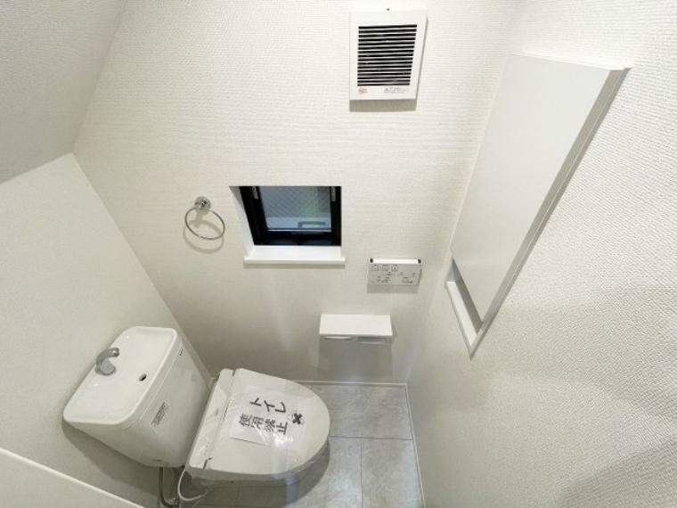 トイレ 温水洗浄機能付で清潔感のあるトイレ。