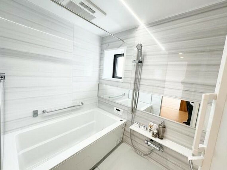 浴室 心地よい照明と広々としたバスタブが魅力の、くつろぎのバスルームです。