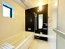 浴室 ～美しく輝く～　煌びやかに輝くシルバーのシャワーヘッド、高級感高まる穏やかな配色のアクセントパネルを採用し、一日の疲れを癒す事のできる1坪タイプの広々とした浴室換気乾燥暖房付ユニットバスです。