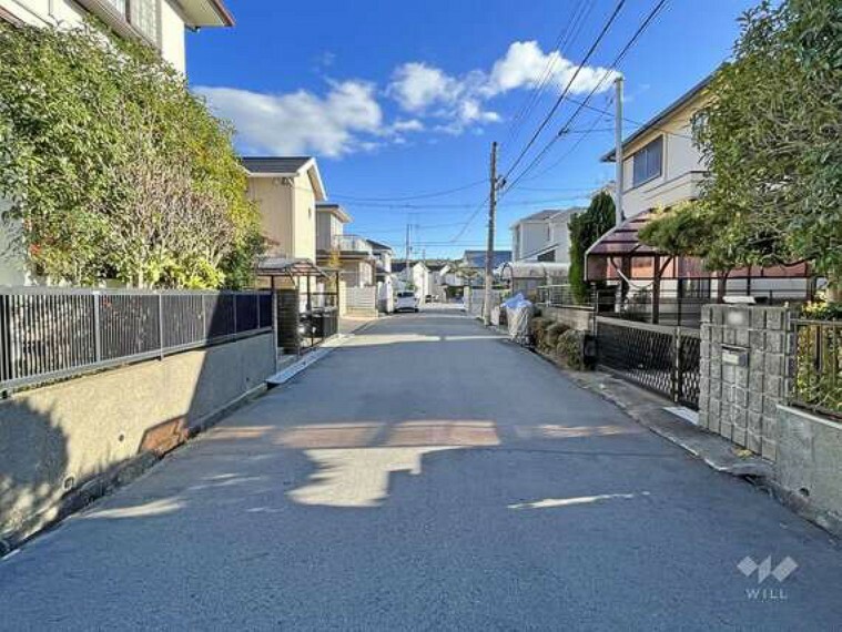 現況写真 物件の南西側前面道路（北西側から）前面道路はゆったりとしており、車の運転が苦手な方でも安心です。