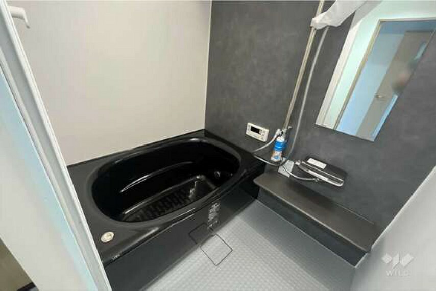 浴室はシックな黒色です。汚れも目立ちにくくお掃除がしやすそうな色合いですね！カウンター付き！