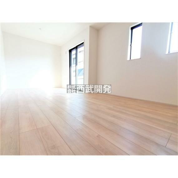 居間・リビング リビングは白を基調とし床材は木目調の落ち着いた色合いになっております。