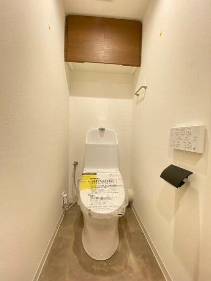 トイレ 白を基調とした明るく清潔感のある空間に仕上がりました。人気のシャワートイレが付いており、トイレットペーパーの無駄をなくすだけでなく感染症の予防にも効果的です。