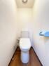 トイレ 落ち着いた内装の壁面収納つきのトイレです。お手入れやお掃除が、簡単にできるシンプルなデザインのトイレです。