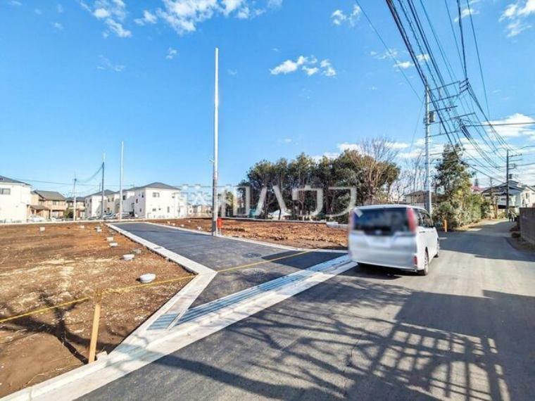 現況写真 接道状況および現場風景　【東久留米市中央町5丁目】 見学はしたいけど、なかなか時間が取れない・・・そんな方に出勤前や仕事終わりにマイホームを見学できるサポートをいたします。