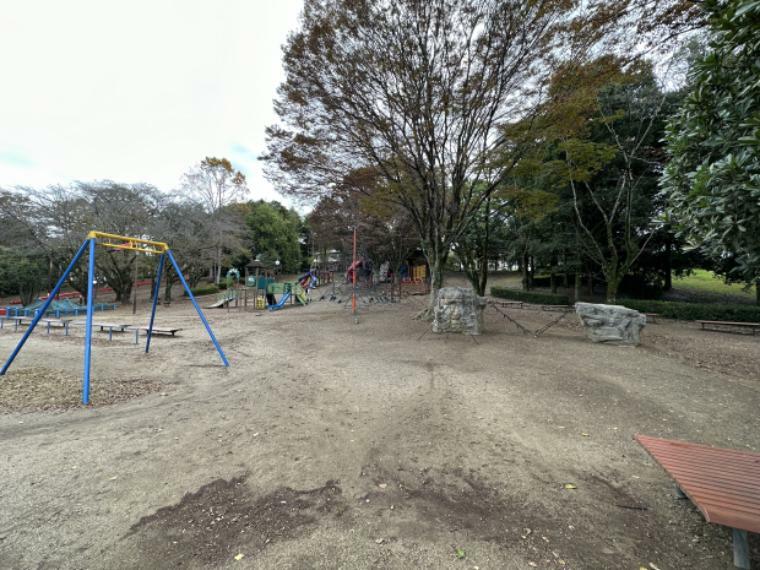 公園 現地から1840m～1910m。　千波公園　少年の森　水戸市の千波湖畔の約25,000平米の敷地内に、子供たちのレクリエーション広場を備えた森林公園です。※2023年11月撮影