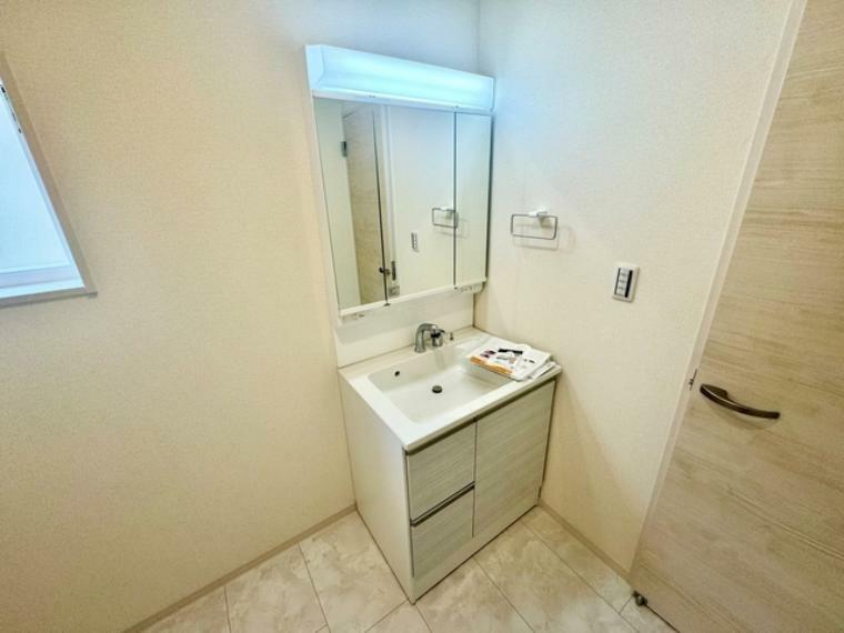 洗面台の三面鏡の裏には収納があるので、歯ブラシやドライヤーなど見られたくないものの収納に便利