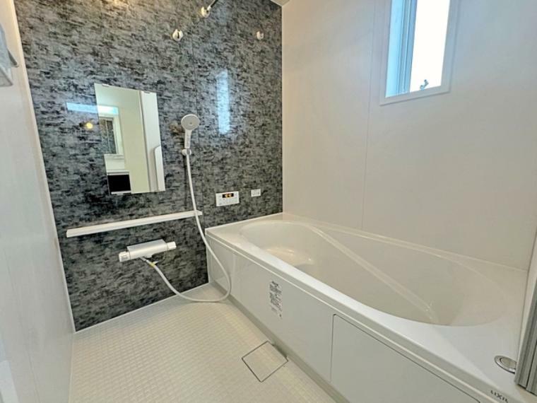 ゆったり入れる浴槽、一日の疲れを癒してくれるくつろぎのバスタイムを…<BR/><BR/>浴室は1坪タイプで親子一緒に入浴しても広くご利用できます！ステップ付きの浴槽は節水効果も。