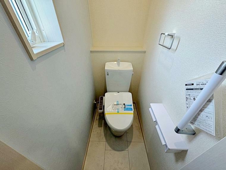 トイレは2ヶ所あるので混雑する時間帯もとっても便利！うれしい温水洗浄便座です。