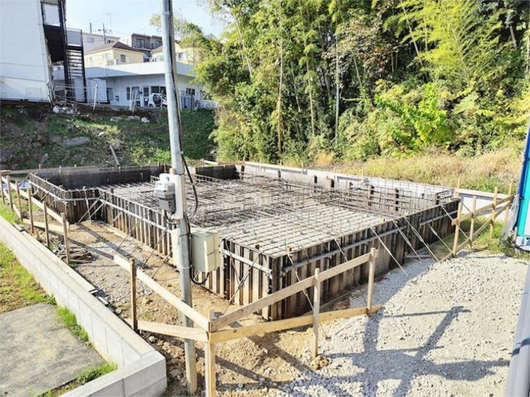 現況外観写真 低層の戸建を中心とした街並みが整然と続き、空が広く緑の多い閑静な住環境。