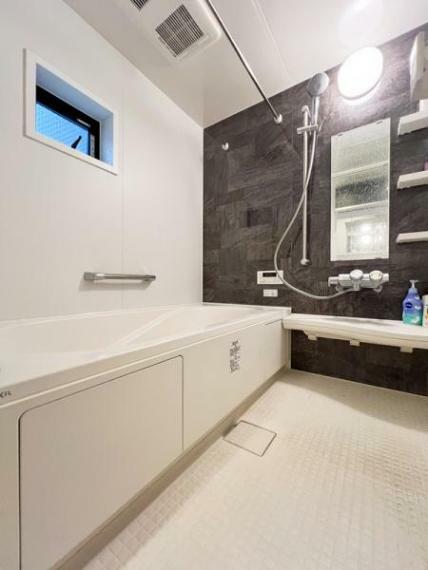 浴室 一坪型のゆとりある浴室は日々の疲れを癒してくれます。浴室乾燥機能やオートバス機能も備えた快適な浴室