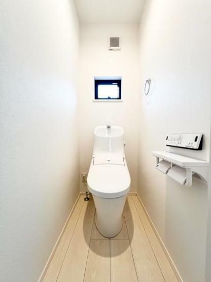 トイレ ウォシュレットや保温機能を備えたトイレ。お掃除も簡単な淵レス構造です。