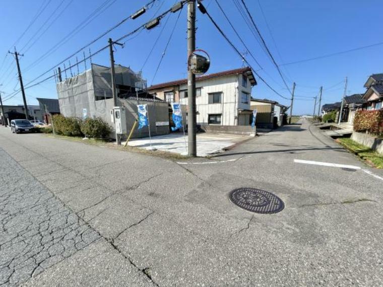 外観写真 【リフォーム中】角地に建っている住宅です。隣が家に挟まれていないと開放感があります