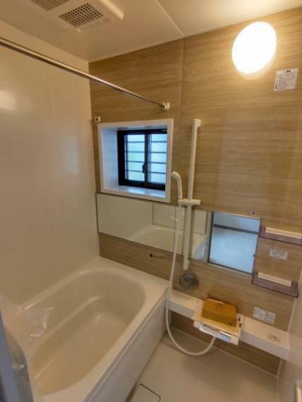 【リフォーム済】浴室はハウステック製の新品のユニットバスに交換いたしました。雨の日のお洗濯にも嬉しい浴室乾燥機つきです。