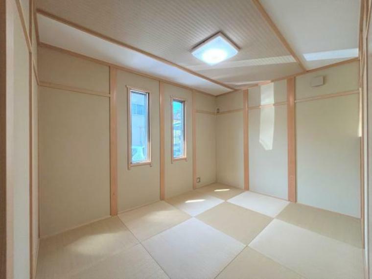 【和室】1階6帖和室の写真です。琉球畳を使用しているので、明るい雰囲気の和室に仕上がっています。